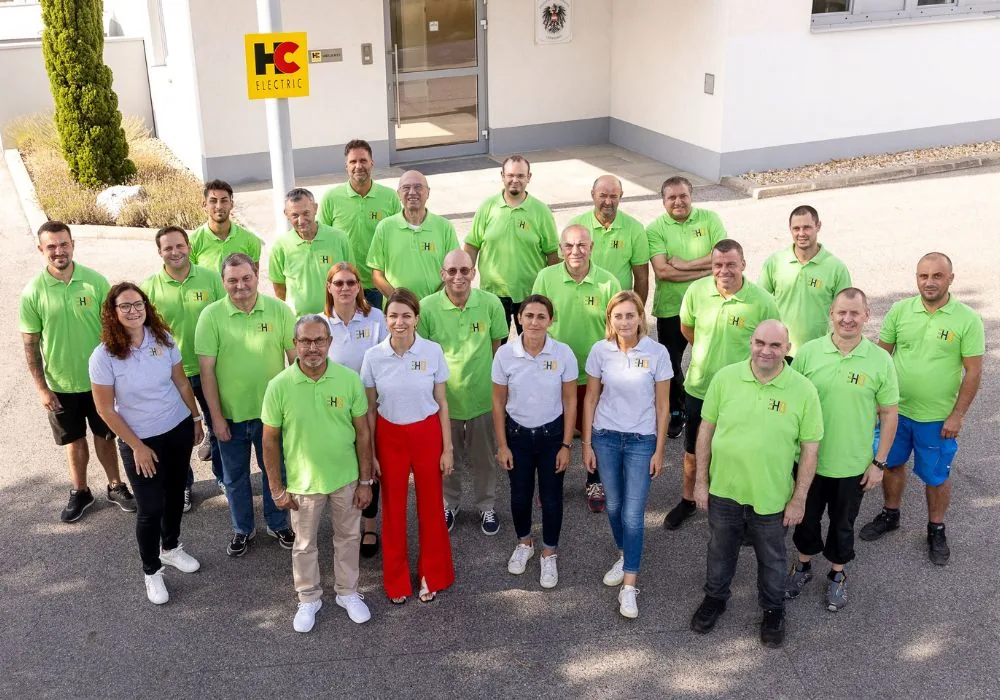 Das Team von HC-ELECTRIC vor dem Firmengebäude in der Ailecgasse